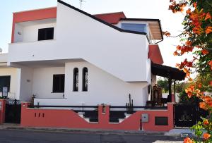 科尔萨诺B&b Tratturi的白色的房子,有红色和白色的楼梯