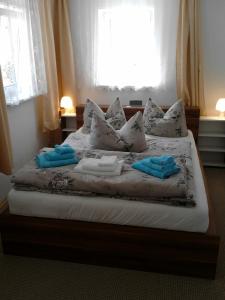 RathmannsdorfFerienwohnung Mey的一张带两条毛巾的床和窗户