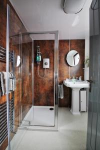 奈恩Seaforth Cottage.的带淋浴和盥洗盆的浴室
