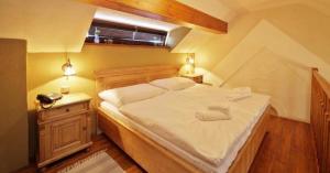 诺夫梅斯托纳马瑞夫奥尔尼德瓦尔酒店的一间卧室配有一张带两盏灯的大型白色床。