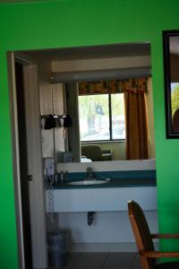 科尔特斯梅萨维德复古汽车旅馆的一间带水槽和镜子的浴室