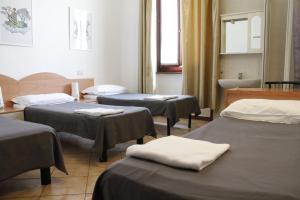 米兰阿尔巴酒店的一间医院间,配有三张床和浴缸