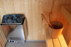 里克斯格伦森RIBO Apartment Riksgränsen的小型木制客房,配有一桶岩石