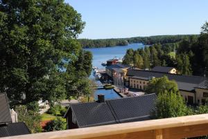 Håverud斯图比游客酒店的享有河流和建筑的城镇景色