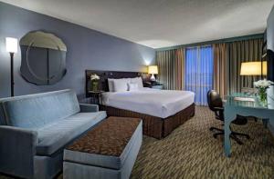 罗斯芒特芝加哥奥黑尔皇冠广场酒店与会议中心的配有一张床和一张书桌的酒店客房