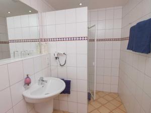 Burg (an der Mosel)Gästehaus FALKLAY的白色的浴室设有水槽和淋浴。