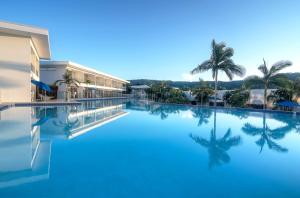 道格拉斯港道格拉斯港泳池公寓式酒店的棕榈树度假村的游泳池