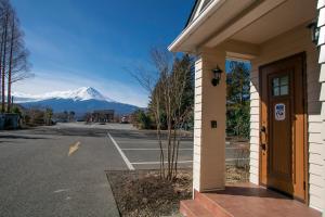 富士河口湖有信旅馆的从停车场可以欣赏到雪山的景色