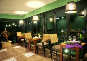 西归浦市泰国故事度假屋的用餐室配有桌椅和灯光
