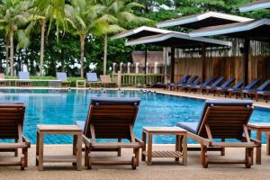 奈扬海滩Naiyang Park Resort - SHA Extra Plus的一组椅子坐在游泳池旁
