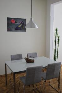 索非亚IMG Apartment的一间配备有白色桌椅的用餐室