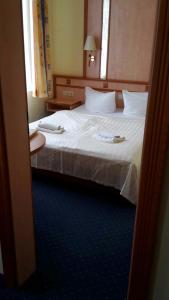 瓦尔内明德海星公寓酒店的酒店客房带一张大床,带白色床单