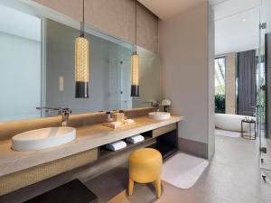 三亚三亚太阳湾柏悦酒店（秘湾沿海公路）的一间带水槽和黄色椅子的浴室