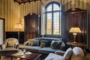 佛罗伦萨巴利奥尼大酒店的客厅配有蓝色的沙发和椅子