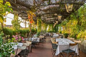 佛罗伦萨巴利奥尼大酒店的温室里带桌椅的餐厅
