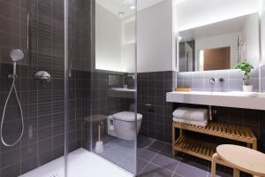 波尔多Studio luxe hyper centre piscine的带淋浴、卫生间和盥洗盆的浴室