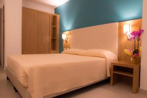 阿兰奇湾城玛丽亚酒店的卧室配有白色的床和蓝色的墙壁
