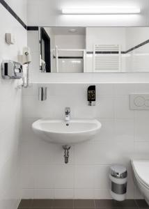 梅斯特a&o Hostel Venezia Mestre的白色的浴室设有水槽和卫生间。