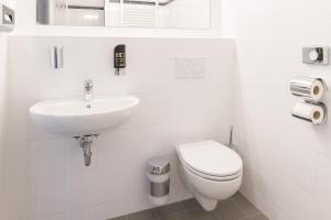 梅斯特a&o Hostel Venezia Mestre的白色的浴室设有卫生间和水槽。