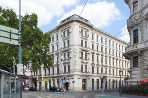 维也纳Hotel Am Schubertring的街道拐角处的白色大建筑