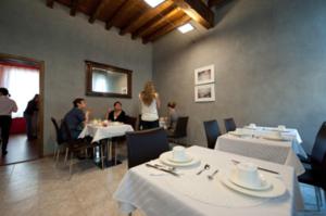 雷焦艾米利亚阿伯阁莫兰迪酒店的一群坐在餐厅桌子上的人