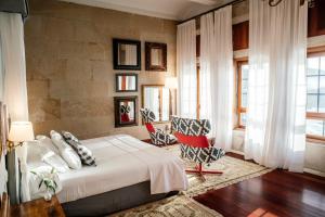 巴约讷巴约纳旅馆的一间卧室配有一张床和两把椅子
