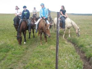MokhotlongSani Stone Lodge的一群在田野里骑马的人