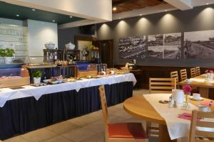 Barweiler霍勒餐厅&酒店的一间设有桌子和白色桌布的用餐室