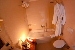 佩鲁贾普鲁萨酒店的带浴缸和卫生间的浴室。