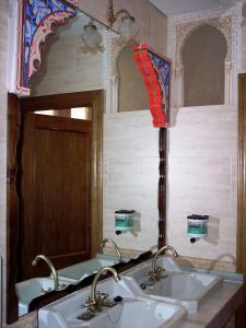 兰哈龙城堡酒店的一间浴室