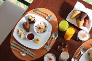 蓬塔卡纳伊贝罗斯塔巴瓦罗大酒店 的一张桌子上放着一盘早餐食品