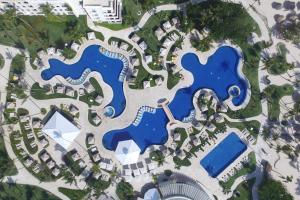 蓬塔卡纳伊贝罗斯塔巴瓦罗大酒店 的享有度假村游泳池的顶部景致