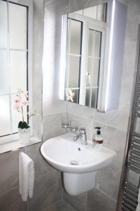 都柏林Almanii的浴室设有白色水槽和镜子