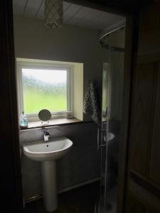 科尔温湾Cae Eithin的一间带水槽和窗户的浴室
