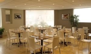 利马Hotel San Remo的用餐室配有桌子和白色椅子