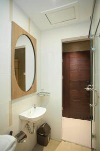 美娜多JLE'S酒店的一间带水槽和镜子的浴室