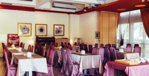 淡水雅歌会馆的一间设有桌椅和钢琴的会议室