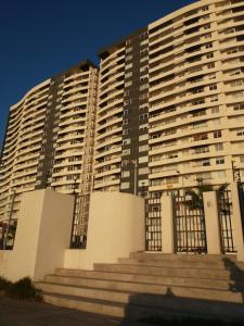 科金博Departamento en Playa La Herradura的大楼前方设有楼梯的大型公寓楼