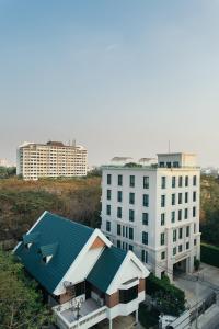 曼谷汤姆逊别墅酒店的蓝色屋顶的白色建筑和一些建筑