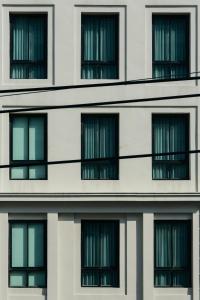 曼谷汤姆逊别墅酒店的建筑的侧面有很多窗户