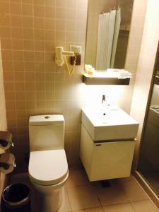 上海锦江之星品尚上海国际旅游度假区川沙地铁站酒店的一间带卫生间和水槽的浴室