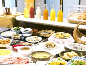 宫崎梅里吉斯酒店的自助餐,包括许多食物和饮料