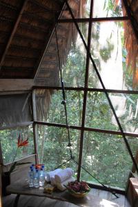 莱蒂西亚塔尼博查山林小屋的小屋的窗户,有桌子和一碗食物