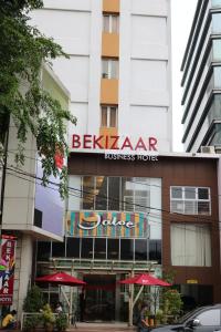 泗水泗水贝奇扎尔酒店的一座有标牌的建筑,上面写着Beijingarma商行的书房