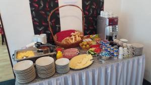布尔诺金字塔酒店的自助餐,包括盘子和餐桌上的食品