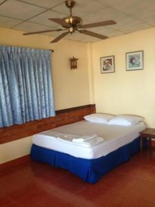通萨拉Tropicana Khophagan Resort Hotel的配有吊扇的客房内的一张床位