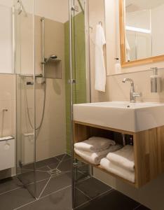 柏林克里斯托佛洛斯酒店的一间带水槽和淋浴的浴室