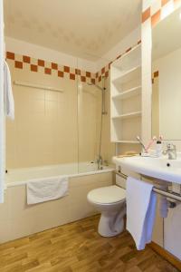 葱仁谷Résidence Les Temples du Soleil的浴室配有卫生间、盥洗盆和浴缸。