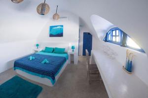 乌鲁瓦图巴厘岛生态别墅的白色卧室设有蓝色的床和水槽