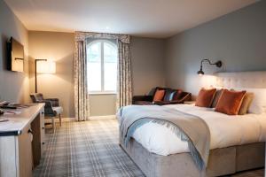 法纳姆富勒皇家公主酒店的酒店客房设有一张大床和一张书桌。